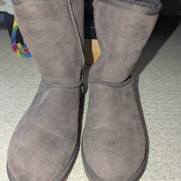 Women's Classic Ugg Short Boots - dark brown, size 8 - Picture 2 of 8